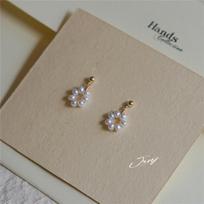 Korean-style minimalist small floral mini natural pearl earrings14K Gold-plated earrings that complement a gentle and elegant style Natural pearl3-4mm Left a gray