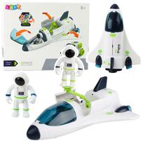 Kosminis laivas su astronautais ir transporto priemone