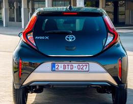TOYOTA AYGO X – chromuota bagažinės apdaila – bagažinės dangčio akcentas – aukščiausios kokybės automobilio galinė detalė – blizgesio stipriklis.