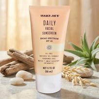 Trader Joe's SPF40 kasdienis veido kremas nuo saulės 50 ml, gelio tekstūros, skaidrios apdailos beige