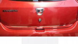 DACIA SANDERO II 12 – chromuota bagažinės apdaila – bagažinės dangčio akcentas – aukščiausios kokybės automobilio galinė detalė – blizgesio stipriklis