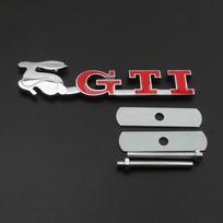 Suderinama su Volkswagen POLO, Golf ir GTI emblemomis, grotelių logotipais, triušio lipdukais ir individualiais galinės dalies lipdukais.