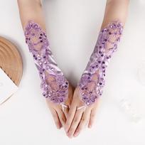 Elegant Elbow-Length White Bridal Gloves with Pearl Embellishments and Intricate Lace Patterns šviesiai violetinė spalva