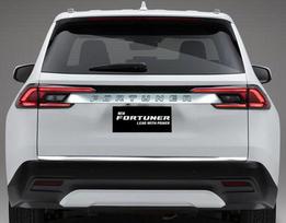 Toyota Fortuner - Chromuota bagažinės apdaila - Galinių durų akcentas - Premium automobilio galinė detalė - Blizgesio stipriklis