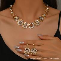 Elegant Vintage Style Statement Pearl Necklace Set Women Short Chain Alloy Jewelry Fashion Accessory Gold-Plated brown
