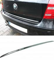 Chromuota bagažinės apdaila – bagažinės dangčio akcentas – aukščiausios kokybės automobilio galinė detalė – blizgesio stiprinimo derinimas ANT ATVARTO – BMW 1 e81 e87 118