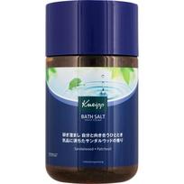 Kneipp Bath Salt Sandalwood kvapas 850g High Performance Pudra High Performance Norėdami naudoti, užpilkite vieną dangtelį vonios druskos (apytiksliai. 40-50 g) į vonios vandenį