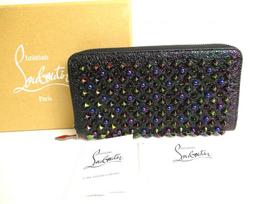 Autentiška Christian Louboutin Panettone juodos odos daugiaspalviais dygliais apdovanota apvali piniginė su užtrauktuku #9746 Atnaujinta