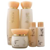 A combination of pearls and oriental medicine Women’s skin lotion cream cosmetics set beige