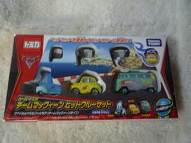 Toys R Us Limited Cars Tomica Team McQueen Pit Crew Set gray