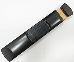 Nešiojama šešiastygė kišeninė gitara: Pirštų treniruoklis akordų ir dermių pratyboms Six Frets juoda