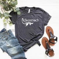 Sassenach T-shirt moterims Outlander knygų serijos marškinėliai Outlander TV laidos įkvėpti marškinėliai Claire Jamie Fraser viršutiniai drabužiai Grafiniai marškinėliai XXL tamsiai pilka spalva
