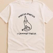 Hocus Pocus Aš negaliu susikaupti T-shirt • Juokingas katės burtininko dizainas • Sarkastiški grafiniai marškinėliai • ADHD humoro dovana • Unisex S-XL 110 beige