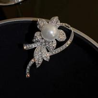Vintage Silver Flower Pearl Brooches for Women Wedding Crystal Bouquet Bijoux Pins Clothing Jewelry Accessories gray