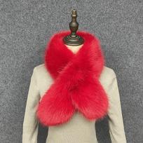Versatile Cream White Faux Fox Fur Cross Neck Warmer - Plush Autumn/Winter Coat Accessory & Decoration raudona