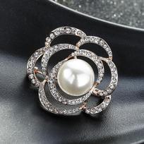 Tuščiavidurė rožės sagė, elegantiškas perlų krūtinės ženklelis, gėlių nišos dizaino segtukas