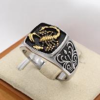 Vintažinis skorpiono totemo auksinis žiedas vyrams Retro emalio inkrustacija Biker žiedas su išgraviruotu raštu Nerūdijančio plieno vyriškas pareiškiantis žiedas F 10 black