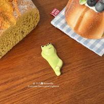 Creative Ceramic Funny Frog Chopstick Holder Cutlery Stand Spoon Fork Rest Tableware Restaurant Utensil Kitchen Tools Home Decor brown