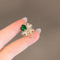 Mini Four Leaf Clover Crystal Brooch for Women Green Rhinestone Heart Shape Levaes Lapel Pin Lovers Jewelry Gifts beige