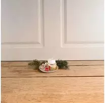 Lumarko Det Gamle Apotek kalendoriaus žvakidė, žvakė su skersmuo 4,96 cm, h 4 cm, skersmuo 12 cm, nordic pixie (30001027)