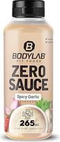 "Bodylab24 Zero Sauce Spicy Garlic 265 ml, mažai kalorijų, tik 3-9 kcal 15 g porcijoje, mažiau riebalų ir cukraus, puikiai tinka rafinuotiems patiekalams, kaip padažas ar padažas, idealiai tinka bet kokiai dietai