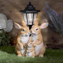 "GloBrite" saulės triušių šeima su žibintu - oro sąlygoms atsparus dervos sodo ornamentas, skirtas naudoti lauke - šiltai baltos spalvos LED saulės žibintai sodui - gyvūnų figūrėlės lauke, terasoje, balkone, vejoje ir sode