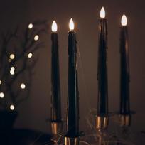 "Lights4fun" 4 "TruGlow LED Black Taper Candles" žvakių rinkinys su nuotolinio valdymo pulteliu "Real Wax Black" 24 cm Helovino dekoracijos