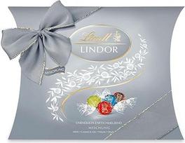 "Lindt Lindor" sidabrinis šokolado mišinys, apie 26 rutuliukai su minkštu tirpstančiu įdaru, pieno, karamelės ir druskos, pistacijų, dvigubo šokolado, dovanų, 325 g