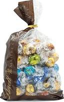"Lindt LINDOR" sūrio pyrago mišinys, 1371 g, maždaug 109 rutuliukai: Pieno, 70 %, baltas, pieno ir baltas, "Stracciatella", lazdyno riešutų, karamelės, sūdytos karamelės, sūrio pyrago, švelnaus pyrago pistacijų, šokolado dovana