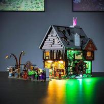 "LocoLee" LED žibintų rinkinys, suderinamas su "LEGO Hocus Pocus": Sandersono seserų namelis, LED apšvietimo rinkinys, suderinamas su LEGO 21341 Disney Hocus Pocus - nėra modelio (standartinė versija)