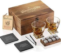 "Mixology & Craft" viskio taurių dovanų rinkinys - 2 viskio taurės, 8 viskio akmenys su laikymo dėklu, 2 šiferio padėkliukai ir receptų kortelės dekoratyvinėje dovanų dėžutėje - baro reikmenys