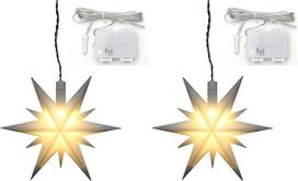 ***Plastikinė baltos spalvos kalėdinė žvaigždė, tinkama naudoti patalpose ir lauke, su LED apšvietimu ir 6 val. laikmačiu, skirta naudoti su baterijomis. Matmenys (ilgis x plotis x aukštis): 13,5 x 5,5 x 12 cm. (2 vnt.)