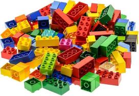 130 vienetų: 1 kg „Lego Duplo“ kaladėlių – 100 vnt. su 4 iškyšuliais (2 x 2) ir 30 vnt. su 8 iškyšuliais (2 x 4), įvairių spalvų.