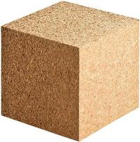 2 x 2 x 2 cm dydžio kamštinis kubas, pagamintas iš presuotos kamštienos, idealiai tinka rankdarbiams ar modelių gamybai, tvirtas ir patvarus, tinka ir kaip žaislas gyvūnams, pagamintas Portugalijoje
