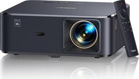 4K namų kino projektorius su „JBL“ garso sistema, „Dolby Audio“, „Android TV 12.0“, NFC ekrano transliacija, automatinis fokusavimas, automatinis trapecijos iškraipymų koregavimas, „Wi-Fi 6“, „Bluetooth“, „YABER 800 ANSI 1080P Full HD“ vaizdo projektorius