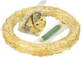 Advento vainiko gamybos rinkinys – Sudėtis: 1 vnt. šiaudinis vainikas (30 cm), 4 vnt. auksiniai blizgūs žvakidės (8 cm), 1 vnt. žaliasis vielos ritinys (100 g)