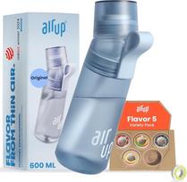 air up® gertuvė (600 ml) mokyklai, sportui, sporto salei | Į komplektą įeina 5 kvepiantys buteliukai be cukraus ir šiaudelis | Mėlynos spalvos vandens buteliukas su skoniu - tinka ir vaikams, berniukams, mergaitėms | Gazuotas