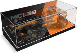 Akrilo vitrina, suderinama su „Lego McLaren MCL39 F1“ automobiliu (42228), skaidri, nuo dulkių apsaugota vitrina su LED apšvietimu ir HD fonu (automobilio modelis į komplektą neįeina)