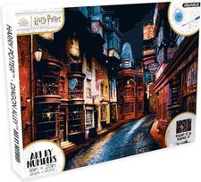 AQUARIUS „Haris Poteris“: „Diagon Alley“ piešinys pagal numerius – 40,6 x 50,8 cm. „Haris Poteris“ tema, piešinys pagal numerius suaugusiems ir vaikams – „pasidaryk pats“ piešinys pagal numerius pradedantiesiems – oficialiai licencijuotas produktas