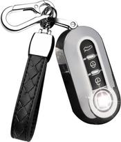 Atverčiamas automobilio raktų dėklas, tinkantis „Fiat“ raktams. Silikoninis raktų apsaugalas, skirtas „Fiat 500“, „Panda“, „Punto“, „Lancia Ypsilon“, „Delta“, „Grande“ ir „Bravo“ modeliams. Apsauginis dėklas nuotolinio valdymo pultui su 3 mygtukais, sidab