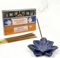 Aukščiausios kokybės „Nag Champa“ smilkalų lazdelių rinkinys (3 rūšys), įskaitant keraminį laikiklį „Lotus Flower“ – rankomis susukti, degimo trukmė – apie 45 minutes – skirti meditacijai ir jogai