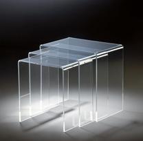 Aukštos kokybės akrilo stiklo trikampis stalas: skaidrus, 44 x 29,5 cm, aukštis 42,5 cm; 39 x 29,5 cm, aukštis 40,5 cm; ir 34 x 29,5 cm, aukštis 38,5 cm. Akrilo stiklo storis – 8 mm.
