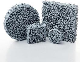 Aukštos temperatūros cirkonio oksido putų keramikos liejimo filtras – akytas silicio karbido putų blokas (100 mm × 100 mm × 22 mm)