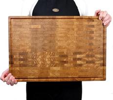 B4K „Oak End“ medinė pjaustymo lenta 60 × 40 × 4 cm | Tvirta pjaustymo lenta, pagaminta iš antibakterinės skersinio pjūvio medienos, su rankenėlėmis ir silikoninėmis kojelėmis, skirta virtuvei, mėsai ir kepimui ant grotelių