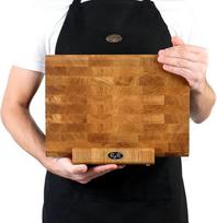 B4K pjaustymo lenta 35 × 25 cm - ąžuolinė pjaustymo lentelė su stovu ir užapvalintais kraštais - neslystanti, su silikoninėmis kojelėmis ir įdubusiomis rankenėlėmis - idealiai tinka virtuvei ir griliui