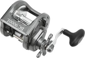 BC9000L „Trommel-Angelrolle“ – lengvai valdomas kairiarankiams skirtas „baitcasting“ ritė, skirta traukimui, pagaminta iš metalo, ilgaamžė konstrukcija