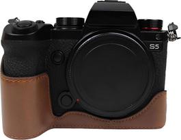 Fotoaparato pusinis dėklas, suderinamas su „Panasonic Lumix DC-S5 / DC-S5II / DC-S5IIX“; apsauginis dėklas iš PU odos; lengvas, klasikinio stiliaus dizainas su mygtuku, leidžiančiu lengvai pasiekti bateriją; kavos spalvos