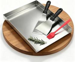 Grilio plokštė 40 x 30 cm, „Plancha“, „BBQ“, „Teppanyaki“, dujinis ar anglies grilis | 2 grilio mentelės ir silikoninis teptukas, sandarūs kampai, mėsainiai, mėsa, žuvis, ketus, dūmų nesukeliantis kepimas, nešiojamas