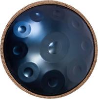 Handpan būgnas – 22 colių, 10 natų, D Kurd, 440 Hz – rankiniu būdu derinamas handpan – komplekte: minkštas maišelis, muštukai, stovas, natų lipdukai, valymo šluostė – atlikėjo pasirodymo vaizdo įrašas
