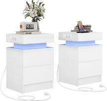 IRONCK 2 naktinių staliukų rinkinys su LED lemputėmis ir 2 kintamosios srovės lizdais, šoninis staliukas su USB + C tipo jungtimis, naktinė spintelė su 2 stalčiais, sofos staliukas miegamajam, svetainei, baltas